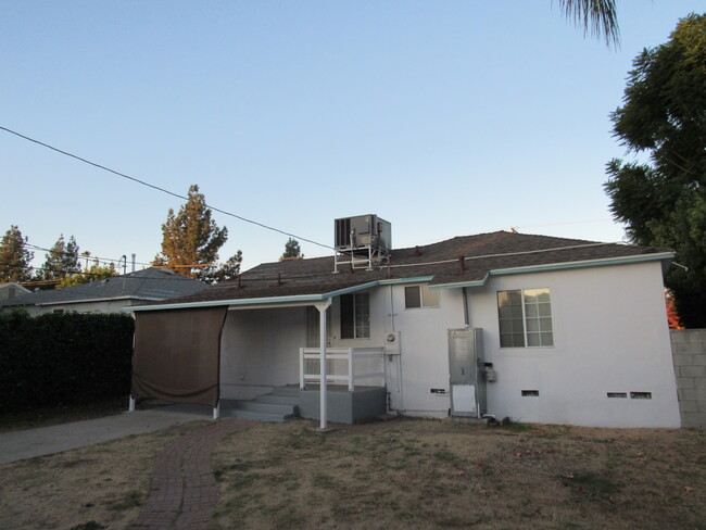 5650 Lindley Ave in Encino, CA - Foto de edificio - Building Photo