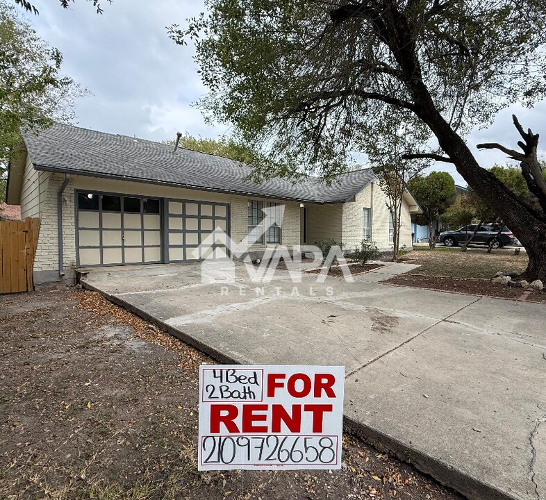6735 Stone Lake Dr in San Antonio, TX - Building Photo