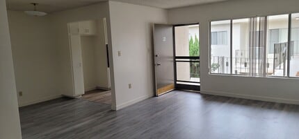 Via Del Amo Apartments in Torrance, CA - Foto de edificio - Building Photo