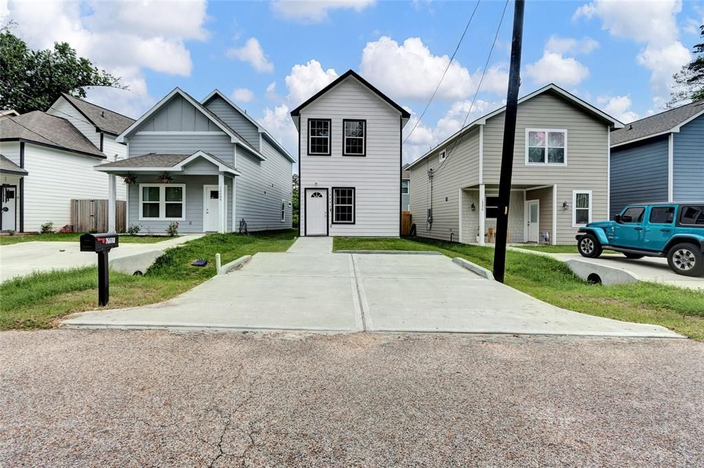 16680 E Ivanhoe St in Montgomery, TX - Foto de edificio