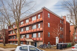 Place Patenaude in Montréal, QC - Building Photo