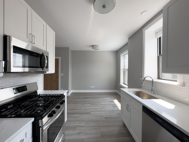 3924 N Janssen Ave, Unit A05W in Chicago, IL - Building Photo - Building Photo