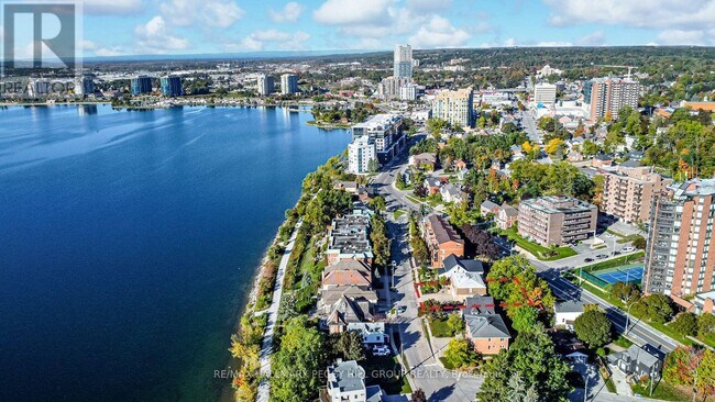 36 Kempenfelt Dr in Barrie, ON - Building Photo - Building Photo
