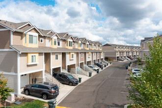 Lipoma Firs Townhomes in Puyallup, WA - Building Photo - Building Photo