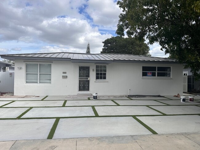 121 NW 68th Ave in Miami, FL - Foto de edificio - Building Photo