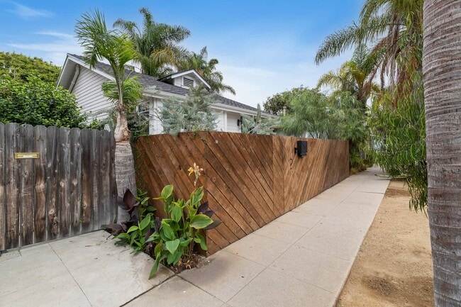 1425 Cabrillo Ave in Venice, CA - Foto de edificio - Building Photo