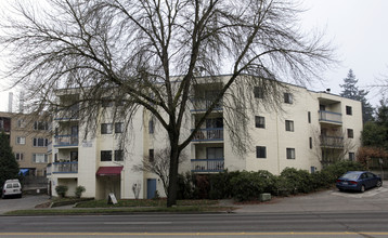 Roosevelt Place Apartments in Seattle, WA - Building Photo - Building Photo