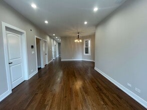 3141 N Ridgeway Ave, Unit 2 in Chicago, IL - Foto de edificio - Building Photo