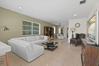 321 E Lakewood Rd in West Palm Beach, FL - Building Photo - Building Photo