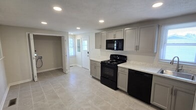 1002 Elizabeth St in Oak Hill, WV - Building Photo - Building Photo