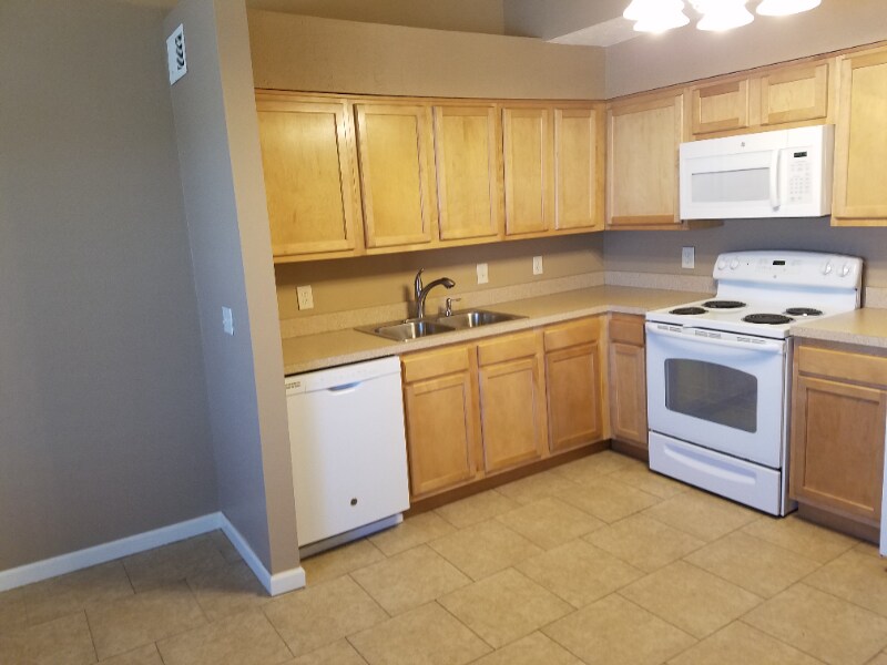 1920 Parkwild Dr in Council Bluffs, IA - Building Photo