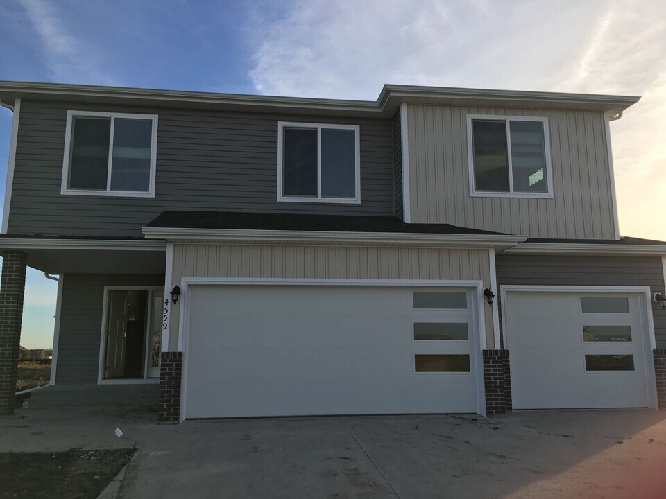 4559 Blue Stem Way in Moorhead, MN - Building Photo