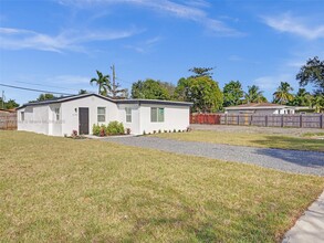 6147 SW 40th St in Miramar, FL - Building Photo - Building Photo