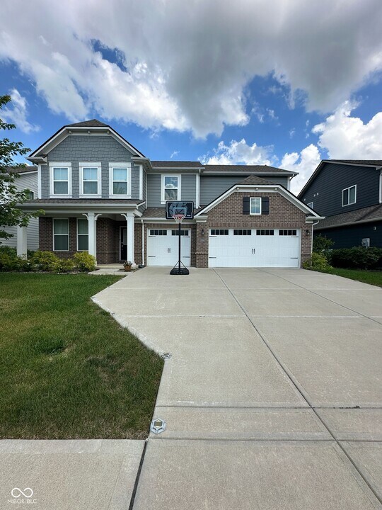 17364 Americana Crossing in Noblesville, IN - Building Photo
