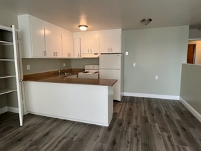 303 Lee St in Oakland, CA - Foto de edificio - Building Photo