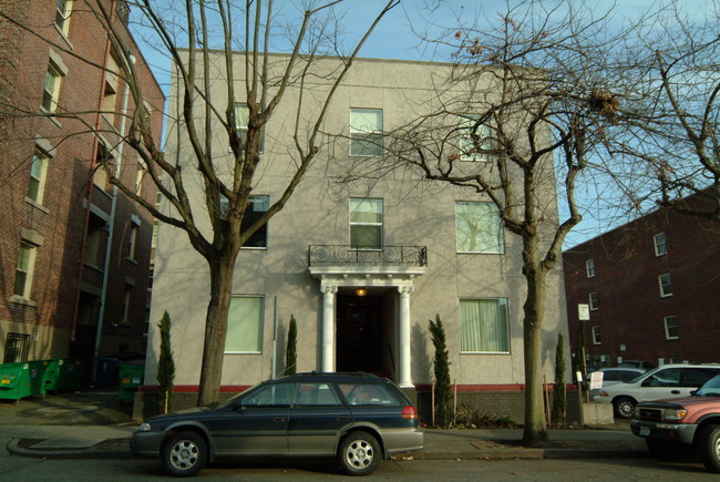 Monterey Apartments in Seattle, WA - Building Photo - Building Photo