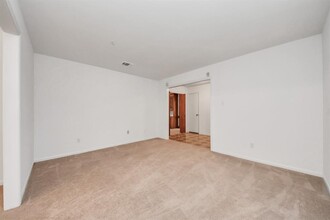 8006 Oakington Dr in Houston, TX - Foto de edificio - Building Photo