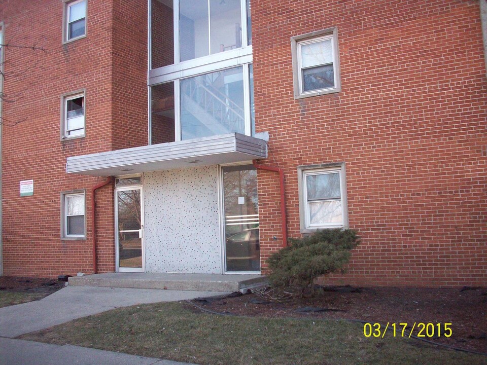 2405 W Balmoral Ave in Chicago, IL - Building Photo