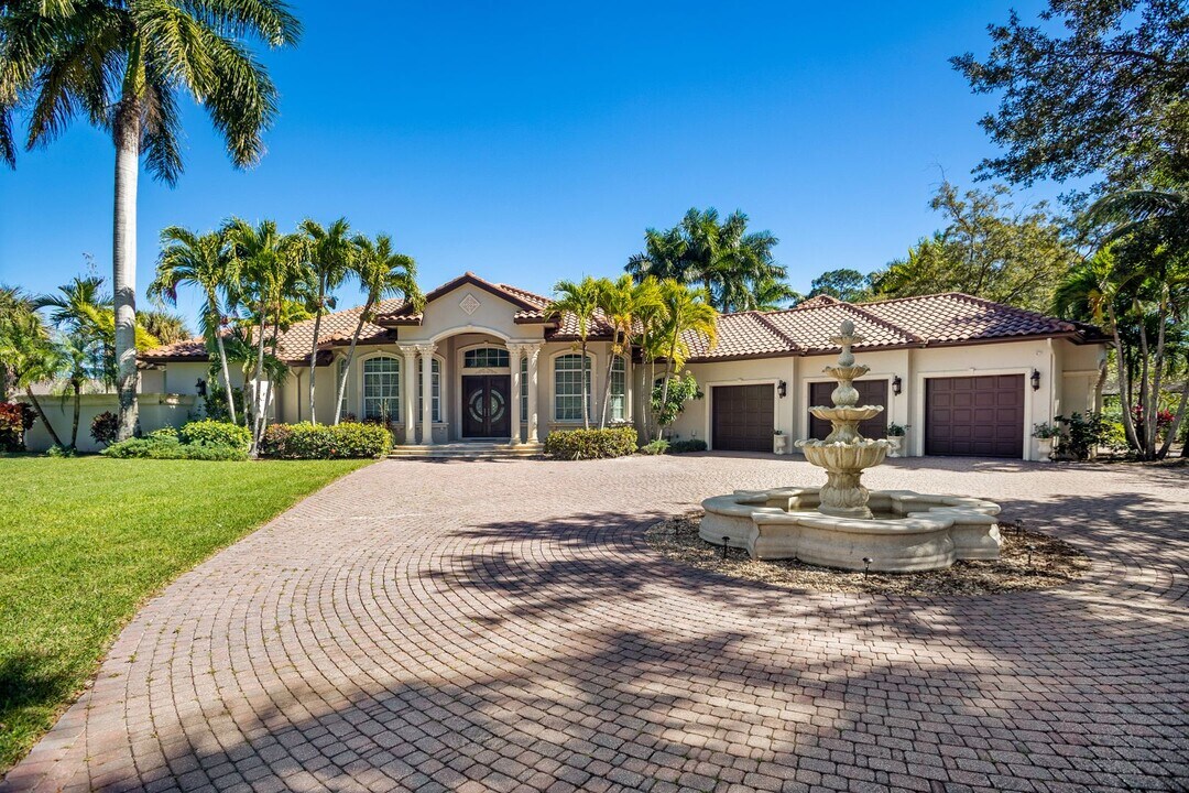 1896 Oakes Blvd in Naples, FL - Building Photo