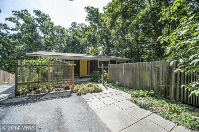 property at 20 Crest Park Ct