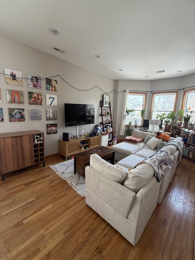 2131 W Wellington Ave, Unit 2F in Chicago, IL - Foto de edificio - Building Photo