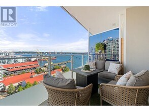 118 Carrie Cates Crt in North Vancouver, BC - Building Photo - Building Photo