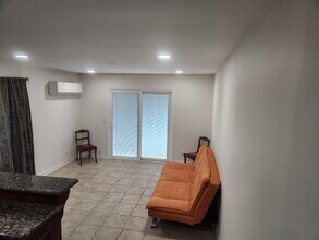 5516 Vanalden Ave, Unit 2 top in Tarzana, CA - Building Photo - Building Photo