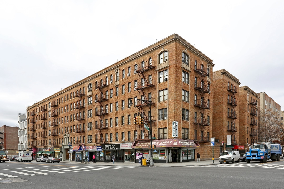 Hawthorne Gardens in New York, NY - Building Photo