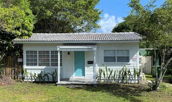 2056 NE 9th Ave in Wilton Manors, FL - Building Photo