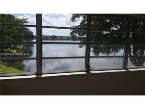 300 NE 191st St in Miami, FL - Building Photo - Building Photo