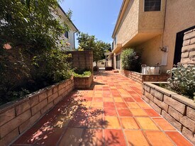 4110 Prospect Ave, Unit Upstairs Bedroom in Los Angeles, CA - Building Photo