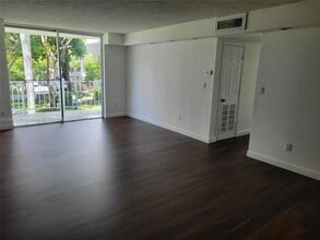 494 NW 165th St in Miami, FL - Foto de edificio - Building Photo