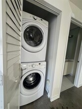 151 SE 1st St, Unit 408 in Miami, FL - Building Photo - Building Photo