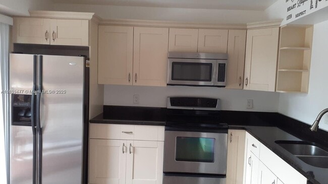 410 Lakeview Dr E in Royal Palm Beach, FL - Building Photo - Building Photo