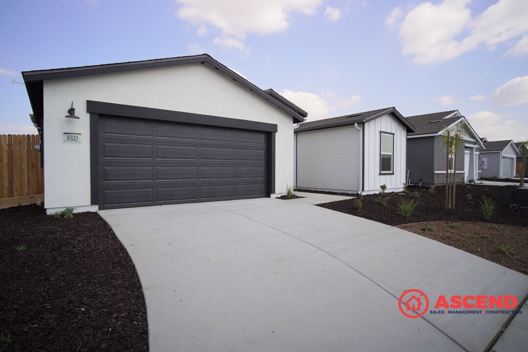 8322 Georgetown Dr in Bakersfield, CA - Building Photo