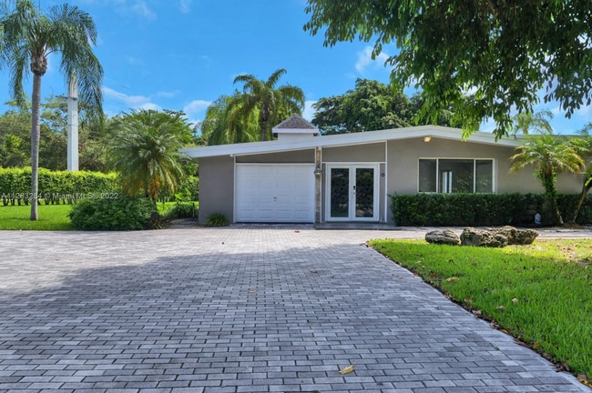 12401 SW 80th Ave in Pinecrest, FL - Foto de edificio - Building Photo