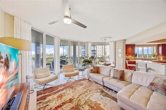 13675 Vanderbilt Dr in Naples, FL - Building Photo - Building Photo