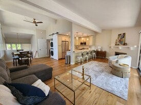 34 Lausanne Ct in Lake Geneva, WI - Building Photo