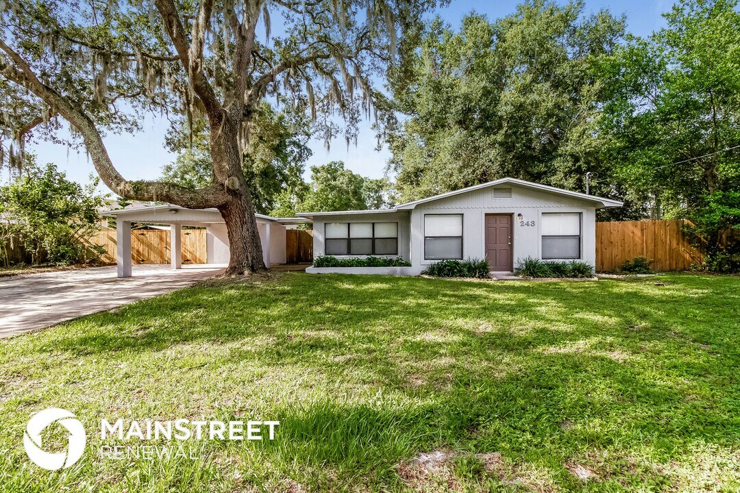 243 Acorn Dr in Longwood, FL - Foto de edificio