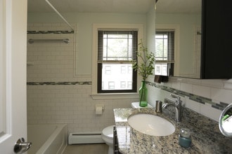 Regent Park Apartments in Nashua, NH - Building Photo - Interior Photo