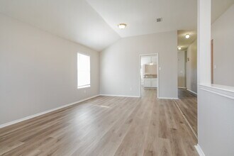 2807 N Hampton Dr in Grand Prairie, TX - Building Photo - Building Photo