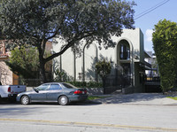 725 N Raymond Ave in Pasadena, CA - Foto de edificio - Building Photo