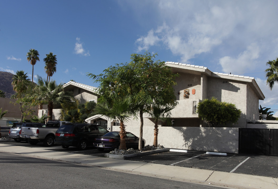 750 E San Lorenzo Rd in Palm Springs, CA - Building Photo