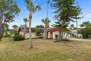 5524 Gridley Ln in New Port Richey, FL - Building Photo