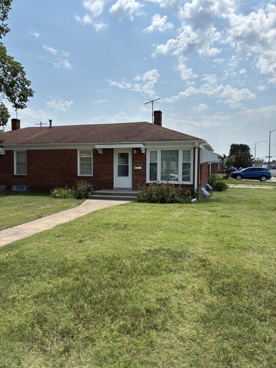1 E 28th Ave in Hutchinson, KS - Building Photo