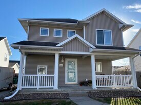 2011 SW Reunion Cir in Ankeny, IA - Building Photo