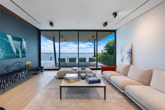 1369 N Venetian Way in Miami Beach, FL - Building Photo - Building Photo