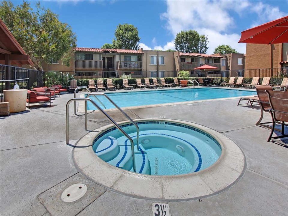 CASA GRANDE APARTMENT HOMES in Cypress, CA - Foto de edificio