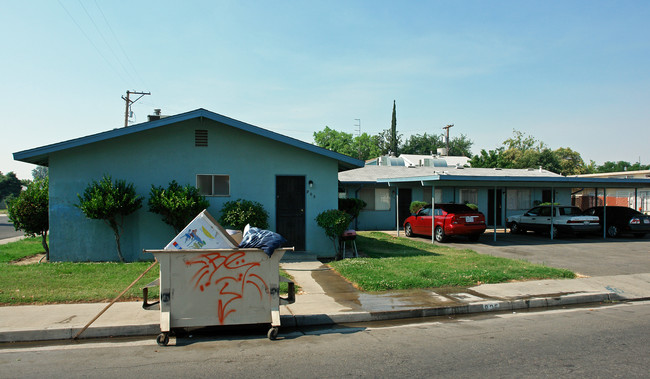 915 W University Ave in Fresno, CA - Foto de edificio - Building Photo