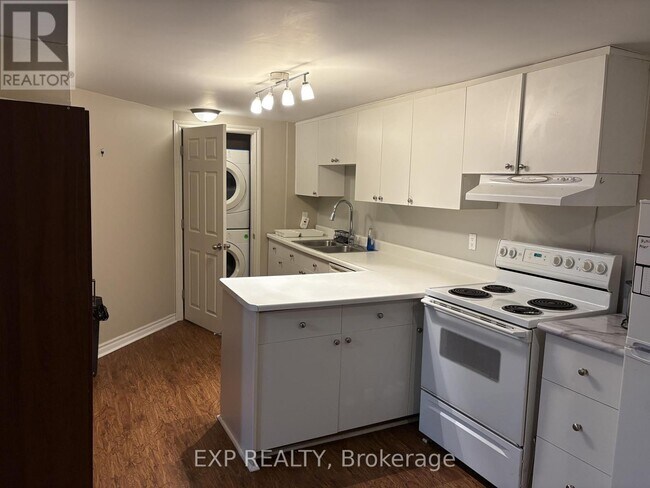 1975 Fairport Rd in Pickering, ON - Building Photo - Building Photo